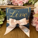 Sacchetto portaconfetti confezionato in tessuto jeans con ricamo personalizzato cm 12x11