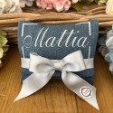 Sacchetto portaconfetti confezionato in tessuto jeans con ricamo personalizzato cm 12x11