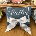 Sacchetto portaconfetti confezionato in tessuto jeans con ricamo personalizzato cm 12x11