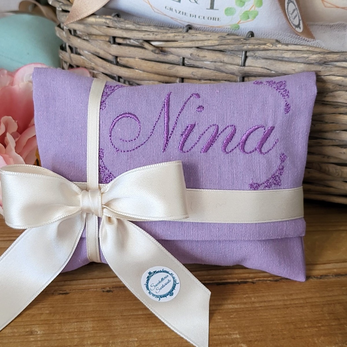 Sacchetto portaconfetti confezionato in tessuto lavanda cm 14x11 con ricamo personalizzato Sacchetto portaconfetti confezionato in tessuto lavanda cm 14x11 con ricamo personalizzato