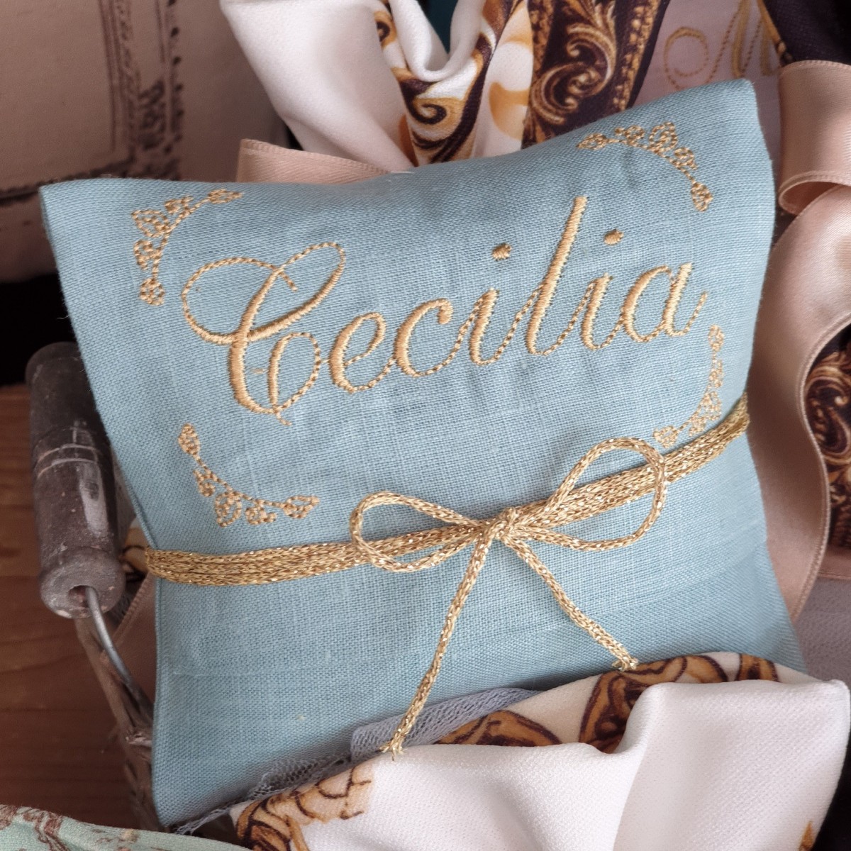 Sacchetto portaconfetti confezionato in tessuto verde cm 12x11 con ricamo personalizzato Sacchetto portaconfetti confezionato in tessuto verde cm 12x11 con ricamo personalizzato