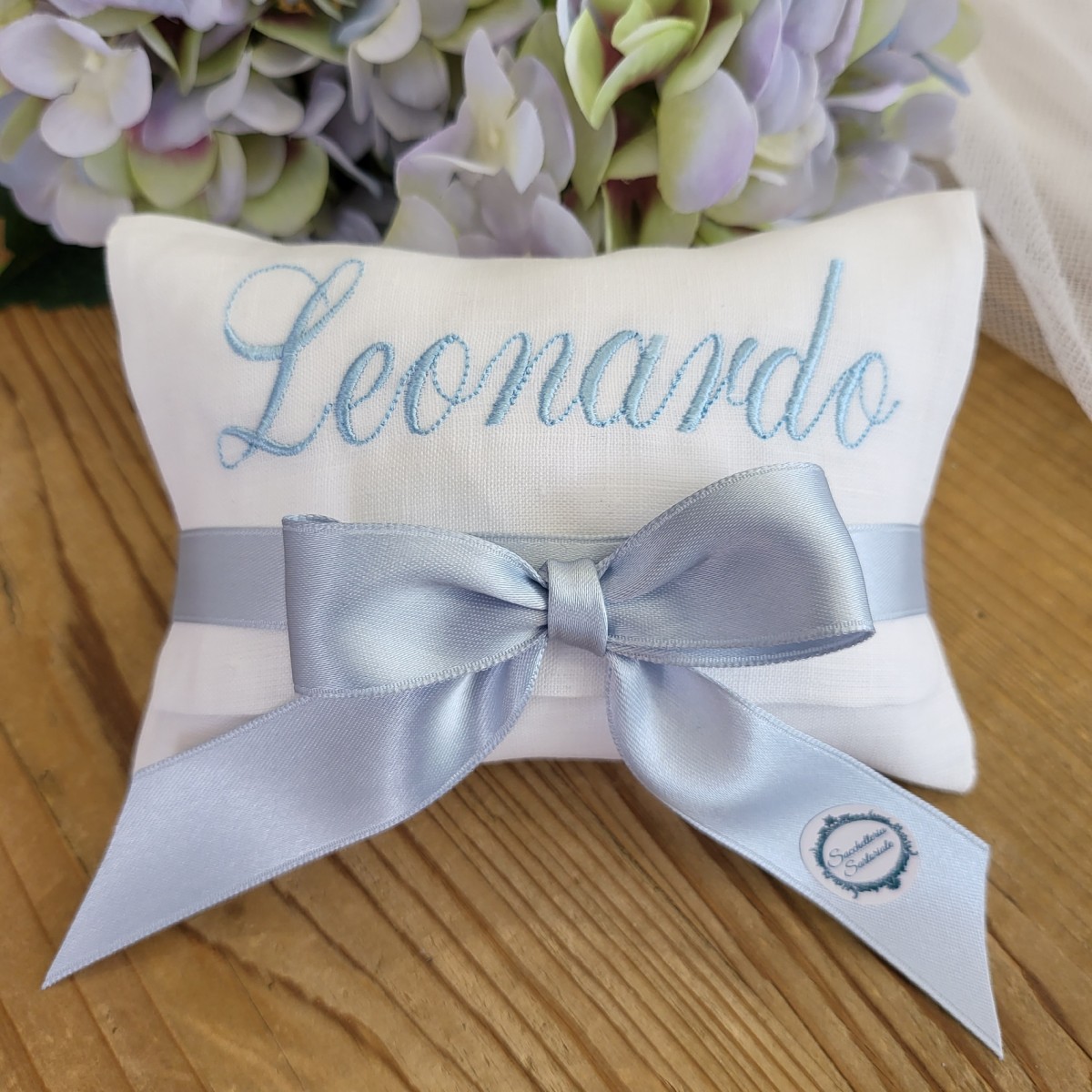 Sacchetto portaconfetti confezionato in tessuto bianco cm 14x11 con ricamo personalizzato Sacchetto portaconfetti confezionato in tessuto bianco cm 14x11 con ricamo personalizzato