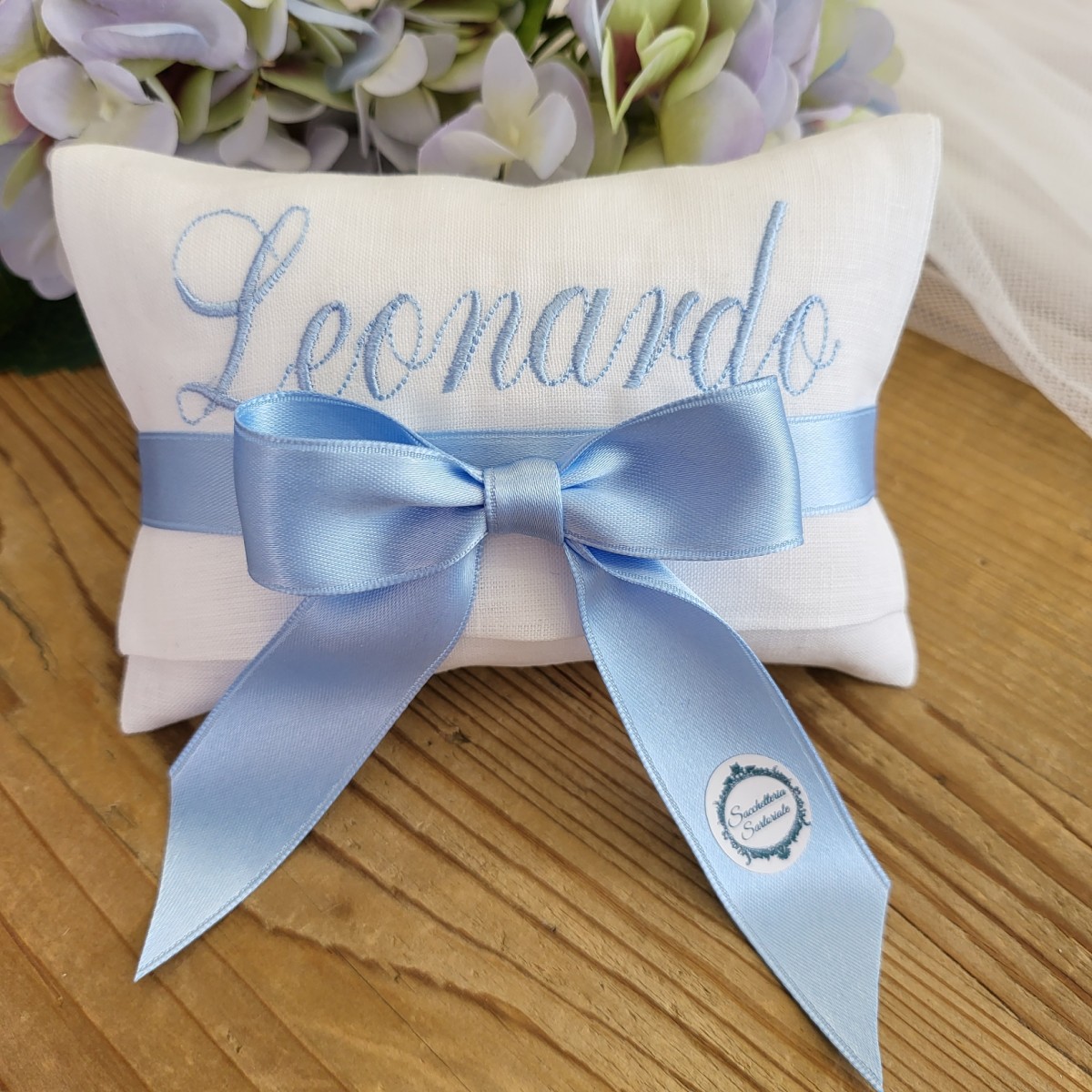 Sacchetto portaconfetti confezionato in tessuto bianco cm 14x11 con ricamo personalizzato Sacchetto portaconfetti confezionato in tessuto bianco cm 14x11 con ricamo personalizzato
