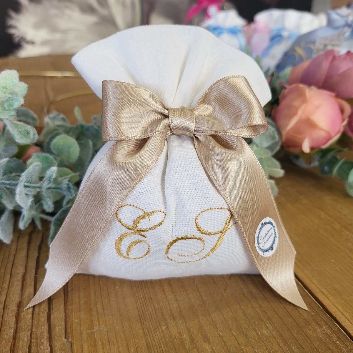 Sacchetto portaconfetti confezionato in tessuto bianco cm 13x15 con ricamo personalizzato Sacchetto portaconfetti confezionato in tessuto bianco cm 13x15 con ricamo personalizzato